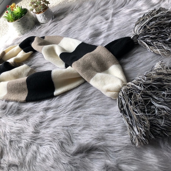 3/$30 ALL ITEMS WILL BE GONE BEFORE HOLIDAY AND NEGOTIABLE/BUY NOW! Pom Scarf - Picture 2 of 2